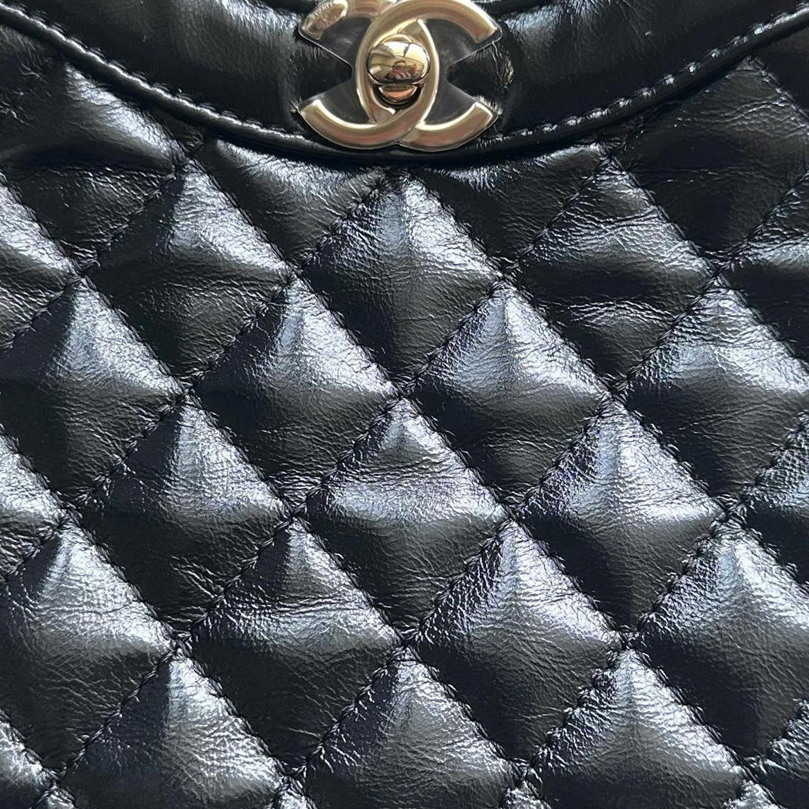 CHANEL Сумка через плечо из масляного вощеного воловьей кожи, кроссбоди, мини-клатч женский черный — фото 4