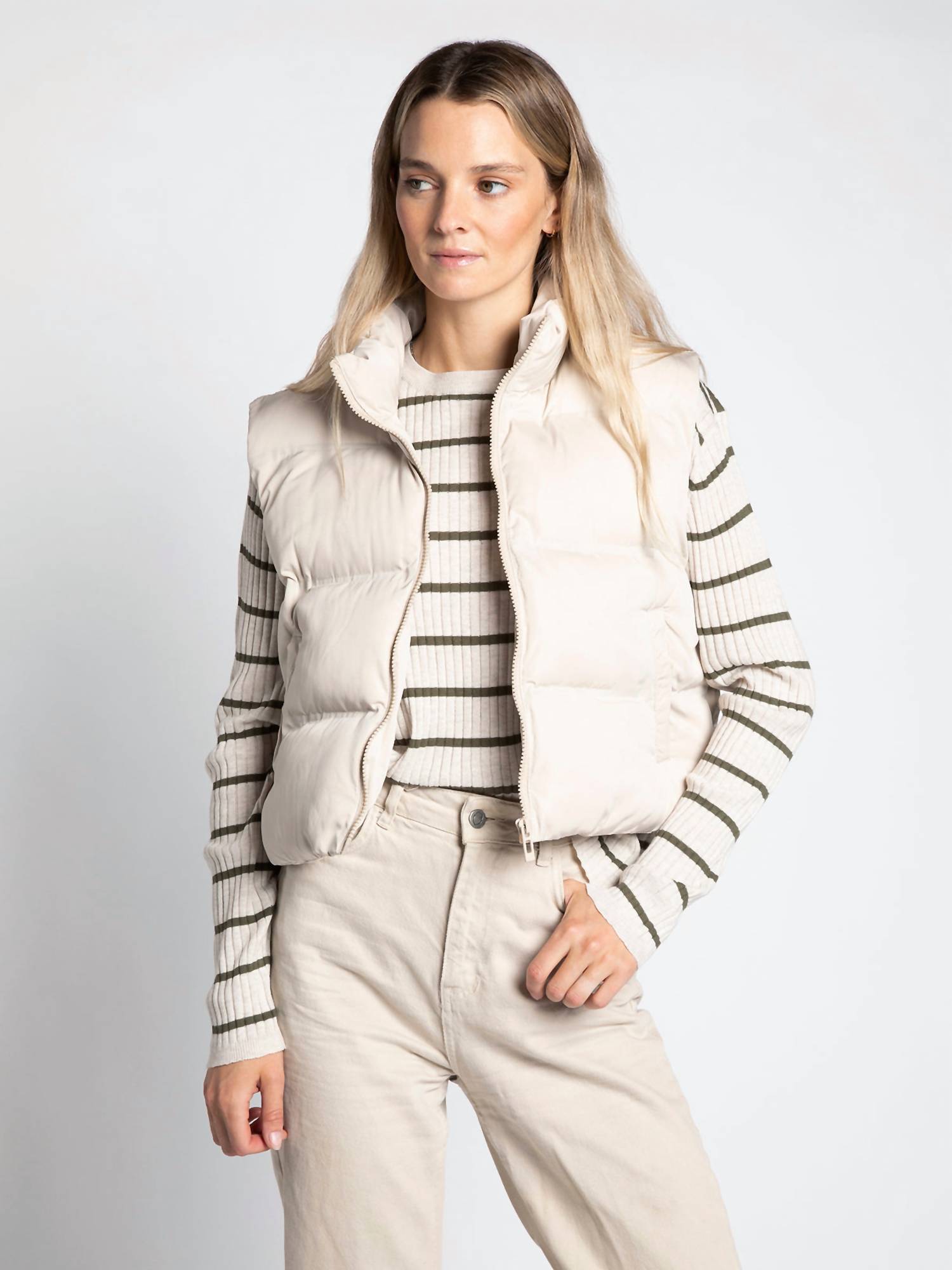 

Жилет Issey Puffer Vest кремового цвета Thread & Supply