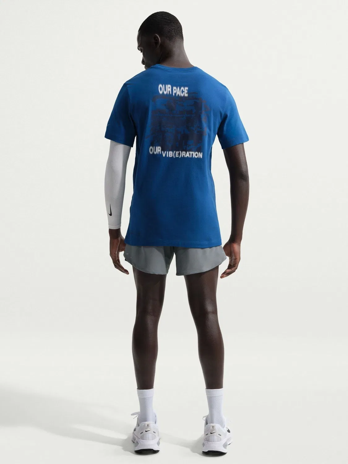 Шорты беговые Nike Stride Dri-FIT, дымчато-серый — фото 2