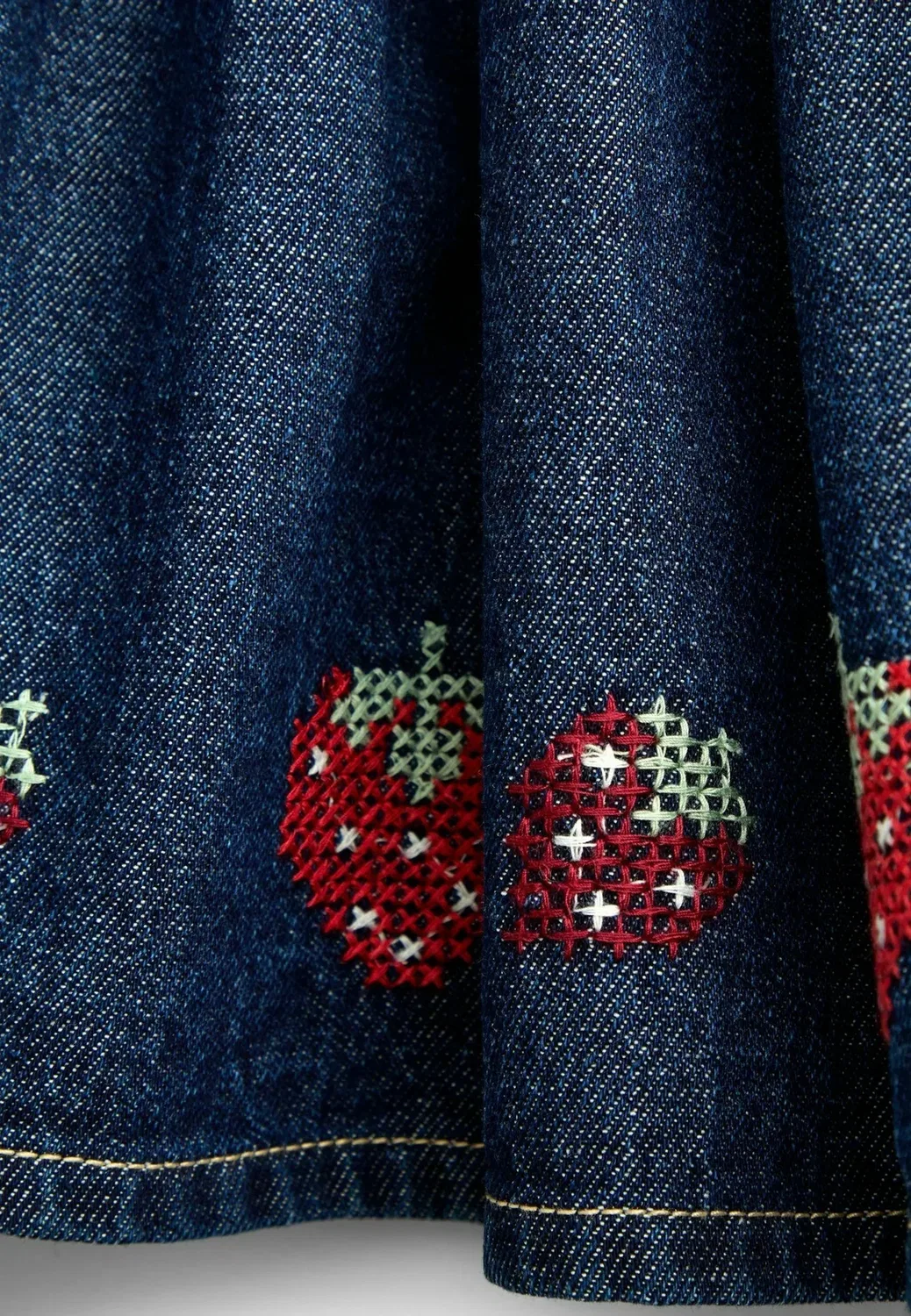 Джинсовая юбка с вышивкой крестиком - юбка А-силуэта Jojo Maman Bébé, Denim Blue Strawberry — фото 4