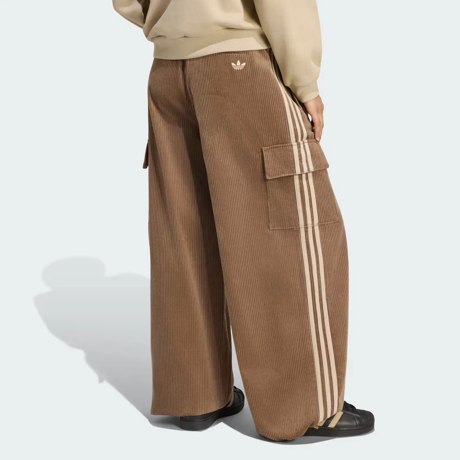 Женские брюки карго оверсайз из вельвета CORDUROY 3S CARGO PANTS Adidas Originals, Khaki Six/Khaki Three — фото 2