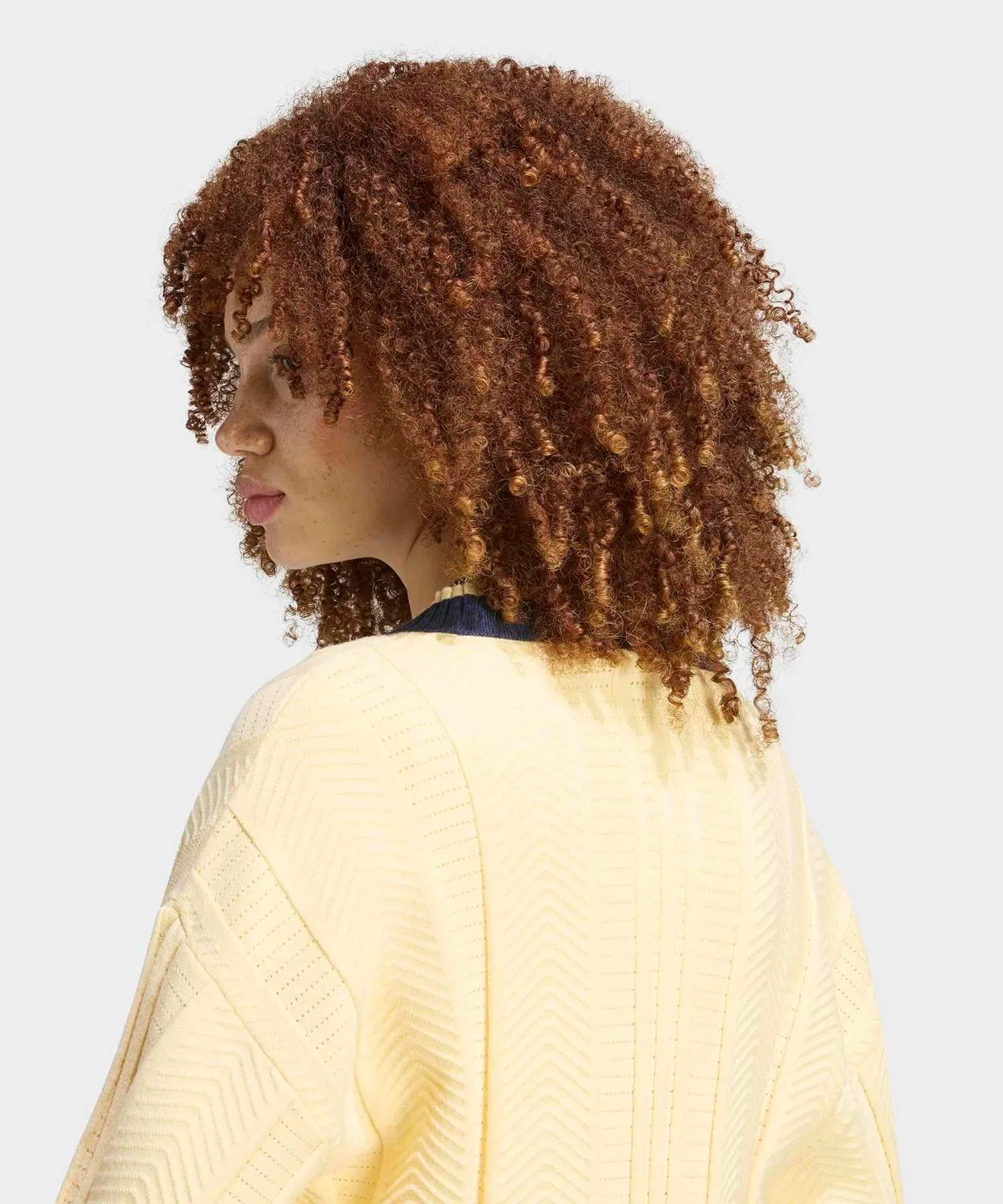 Женский кардиган свободного кроя с V-образным вырезом, модель Cable Knit Cardigan Adidas, Light Yellow — фото 4