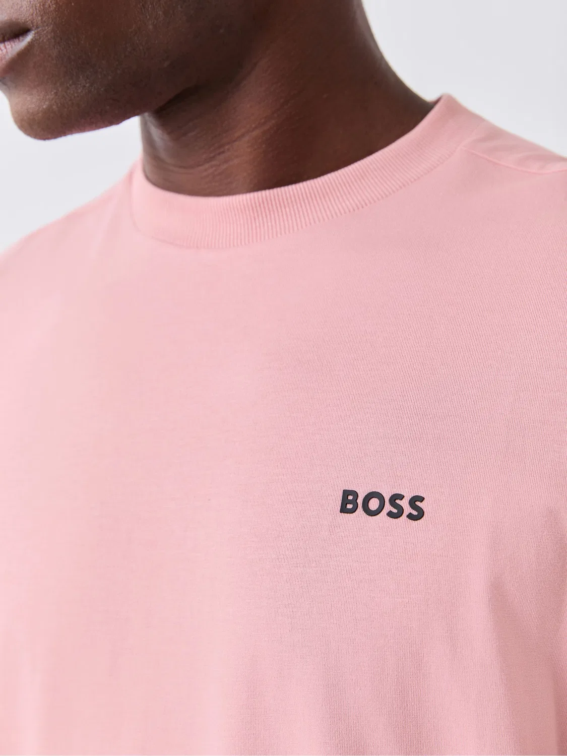 Розовая футболка с логотипом BOSS стандартного кроя — фото 4
