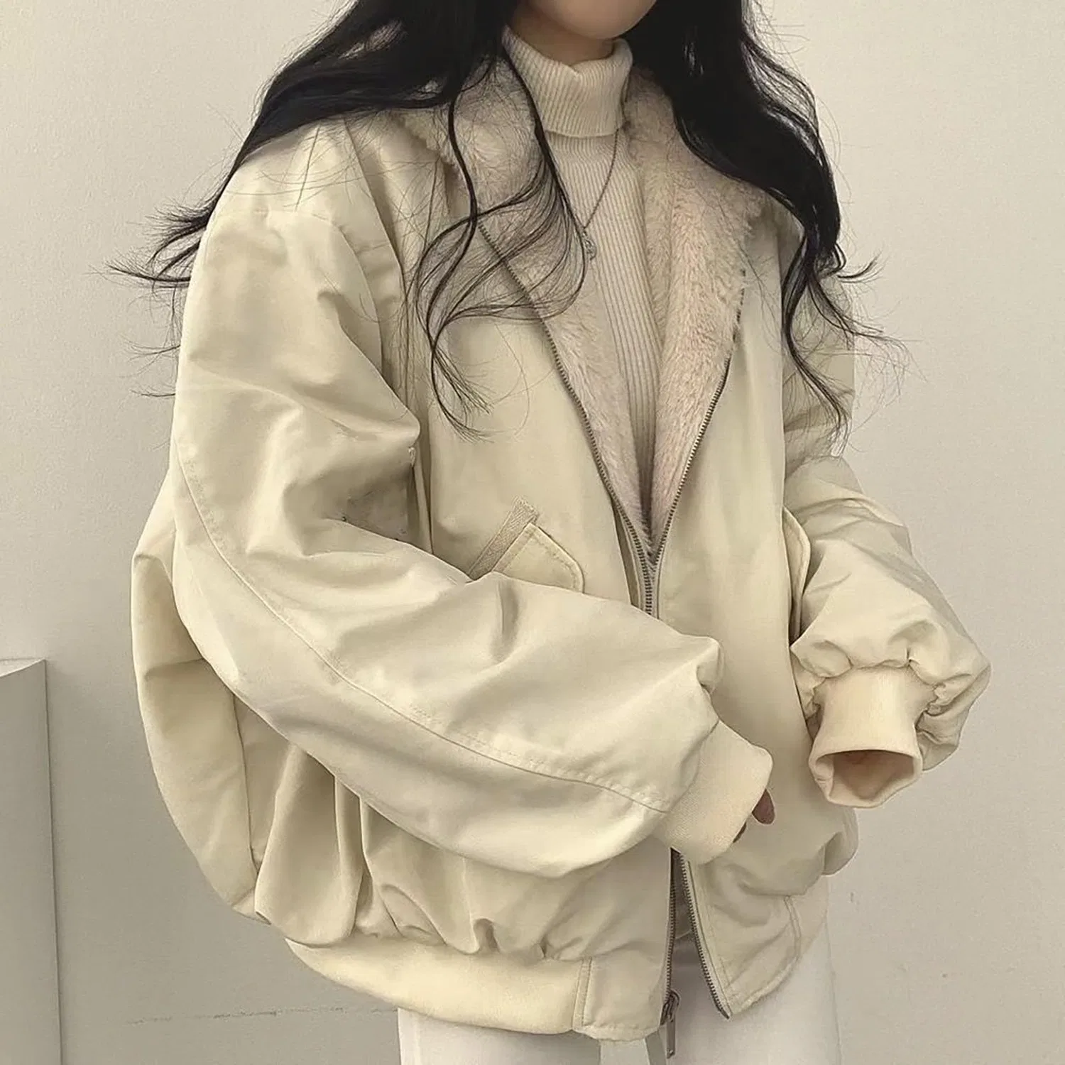 Женское зимнее пальто с утеплителем и флисовой подкладкой, beige — фото 3