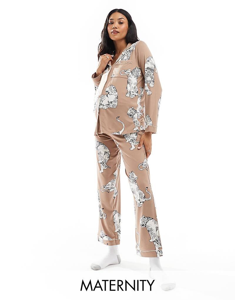 

Эксклюзивная пижама Chelsea Peers для беременных из полиэстера шоколадно-коричневого цвета с топом на пуговицах с длинными рукавами и брюками с тигровым принтом Одежда для беременных