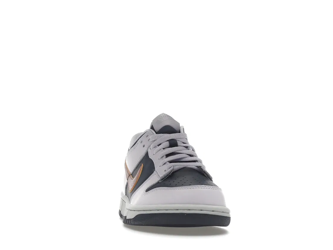Детские кроссовки с металлическим логотипом Nike Dunk Low SE Nike, Thunder Blue/Barely Grape/Violet Frost/Metallic Copper — фото 2