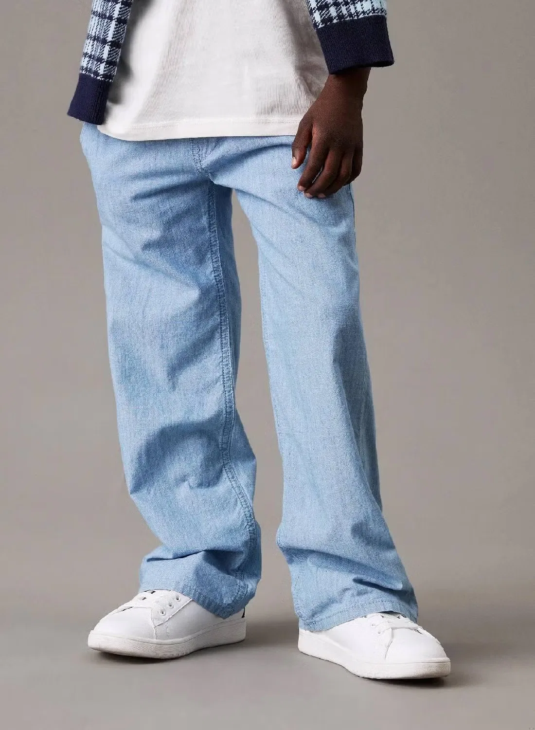 Брюки чиносы свободного кроя на мальчика Calvin Klein Jeans, голубой — фото 2