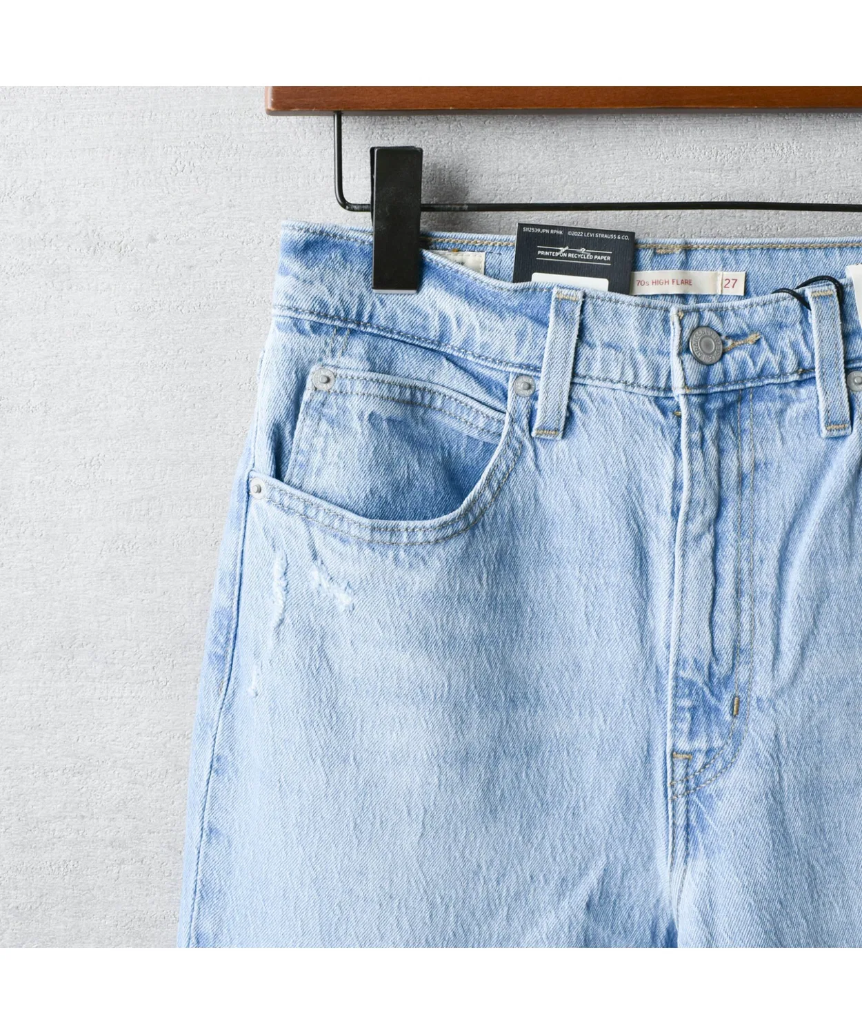 Женские джинсы с высокой посадкой и клешем 70s High Flare Levi's, Light Blue — фото 4