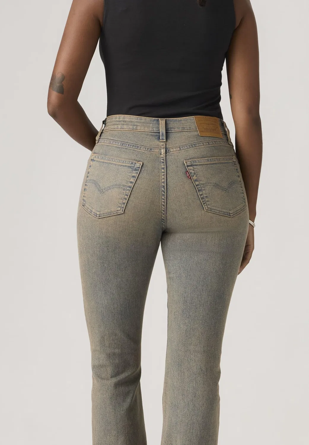 Женские джинсы с высокой посадкой и клешем от колена Levi's, In the Dust 725 — фото 4
