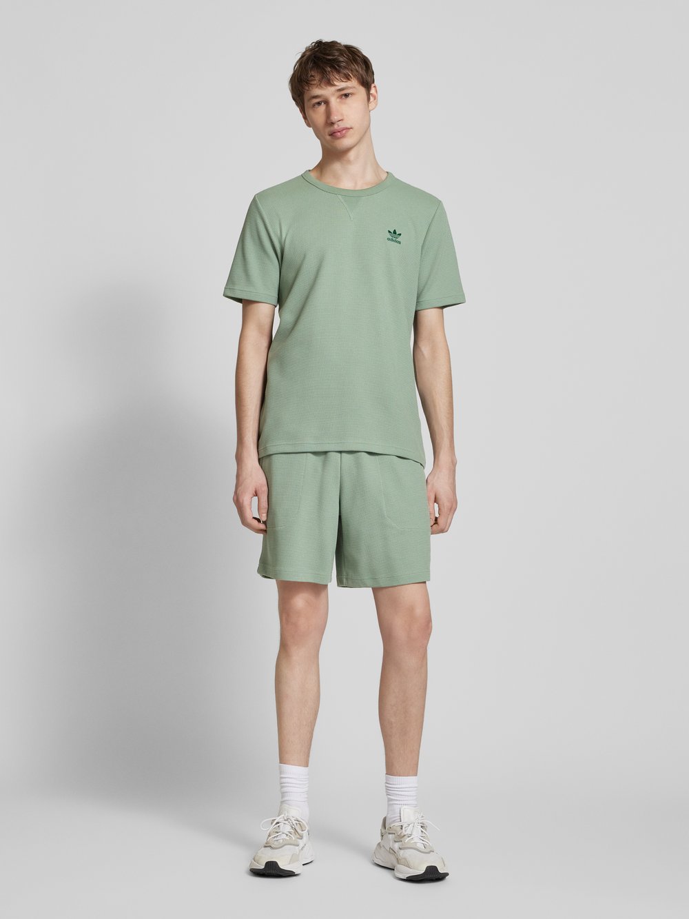 

Футболка с вышитой этикеткой adidas Originals