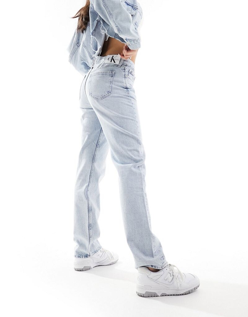 

Calvin Klein Jeans — прямые джинсы с заниженной талией светлого цвета