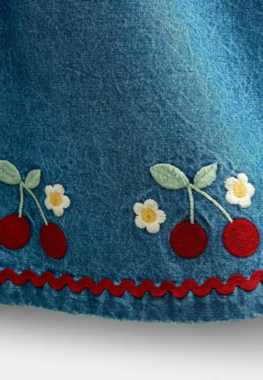Комплект из вышитого джинсового платья и стеганого жилета Jojo Maman Bébé, Denim Cherry — фото 4