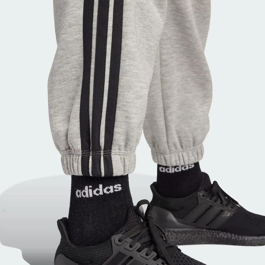 Спортивные брюки свободного кроя с тремя полосками Essentials 3-Stripes adidas, Серо-черный — фото 4