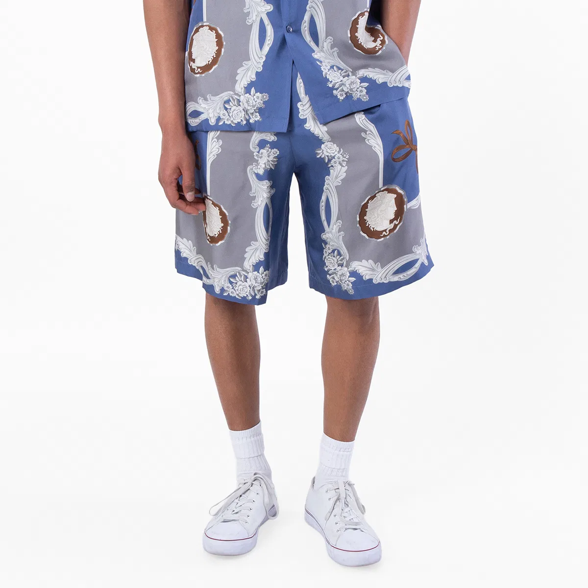 Шорты шелковые с принтом Cameo и эластичным поясом Versace, Stone Blue/Met Dark Grey