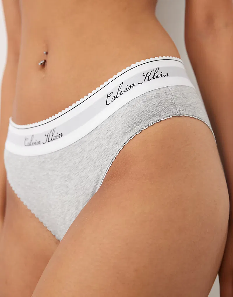 Трусики-бикини с фирменным логотипом Calvin Klein, серо-серый — фото 2