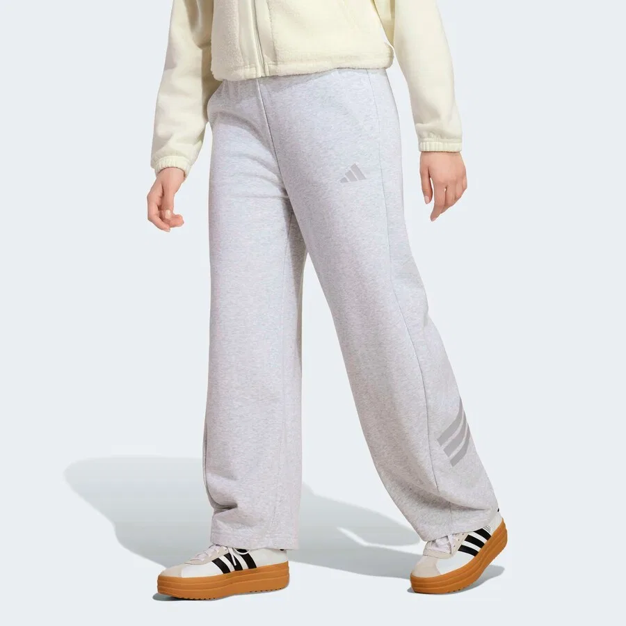 Спортивные брюки ADIDAS SPORTSWEAR свободного кроя, серого цвета с пятнистым рисунком