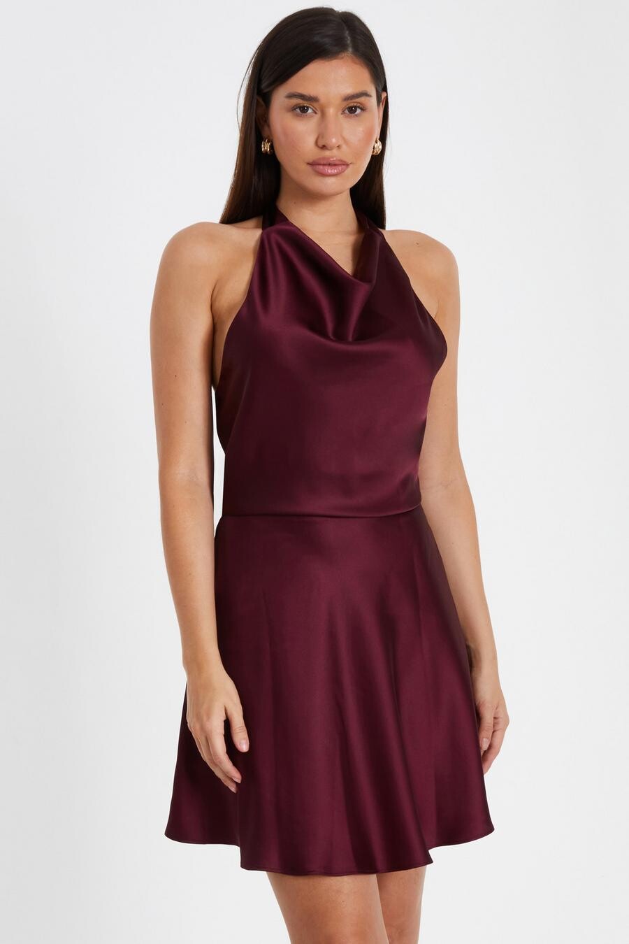 

Темно-красное атласное мини-платье с высоким воротом QUIZ Clothing