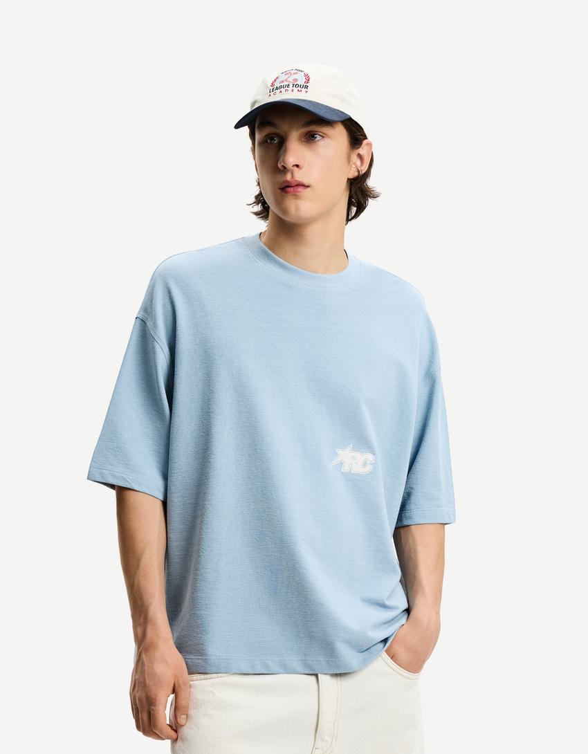 

Футболка свободного кроя с короткими рукавами и вышивкой. Bershka, голубой