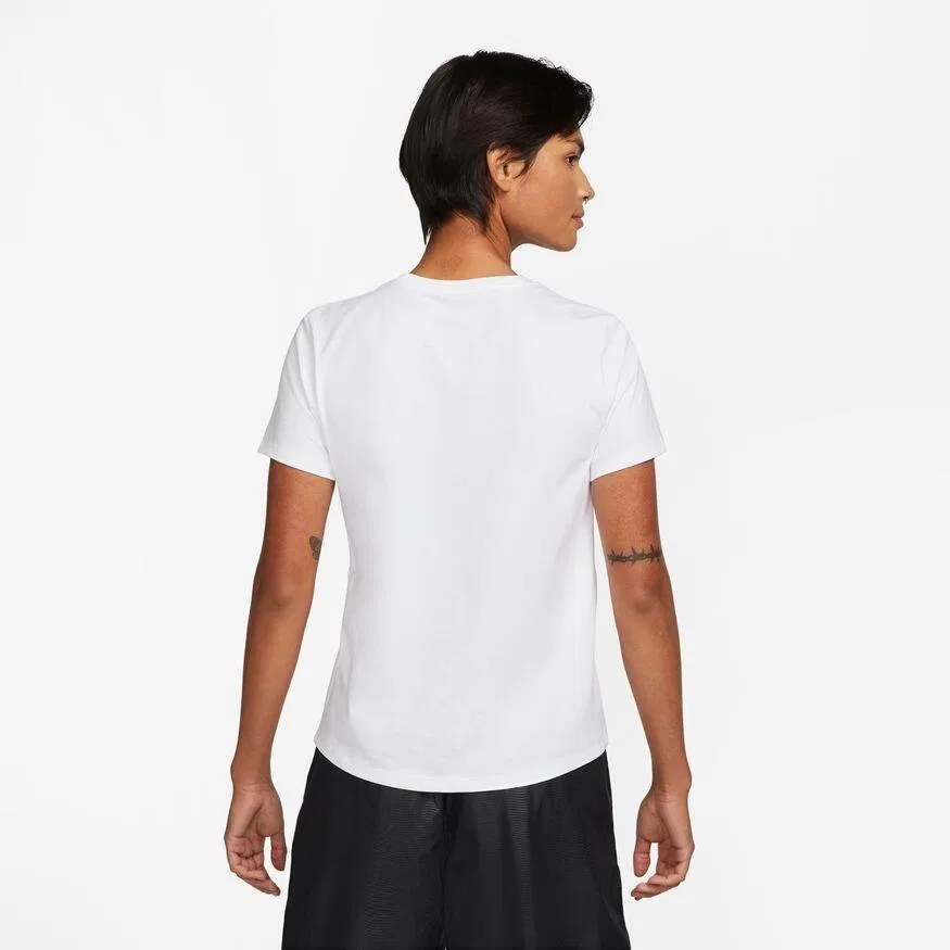 Женская хлопковая футболка Nike Sportswear Club Essentials, Цвет Weiss Schwarz — фото 2