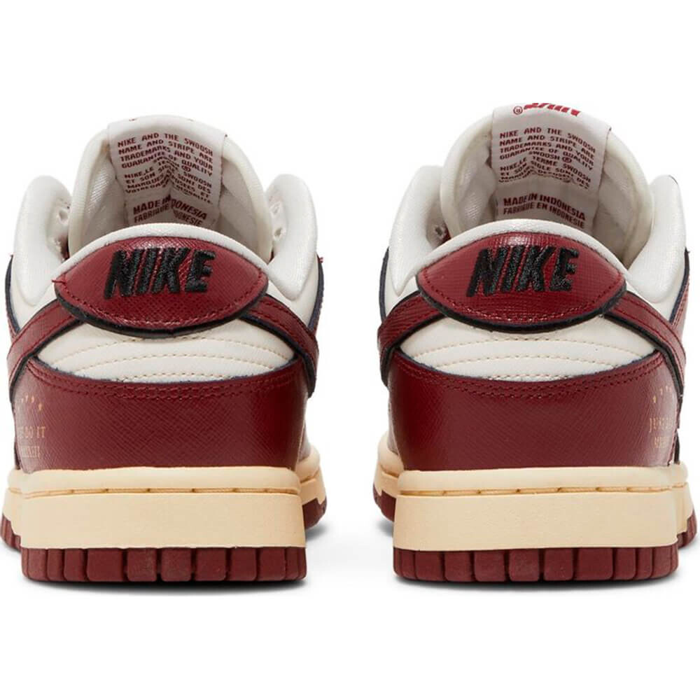 Кроссовки Wmns Dunk Low SE 'Sisterhood - Team Red', красный — фото 3