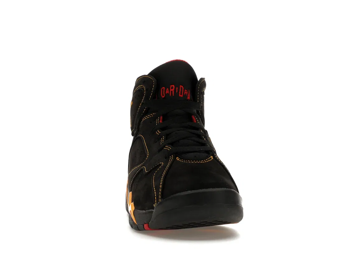 Детские кроссовки для мальчиков с контрастной строчкой Jordan 7 Retro, Black/Citrus-Varsity Red — фото 2