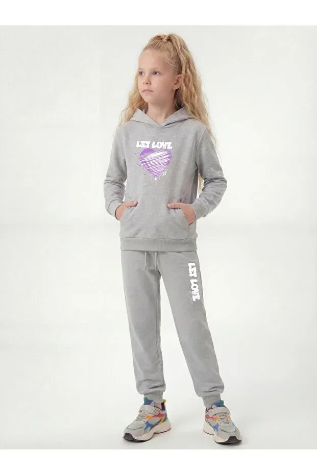 Детский комплект из свитшота и брюк с принтом Kangaroo pocket hooded love print detailed girls' tracksuit set Panios Kids, Gray — фото 3