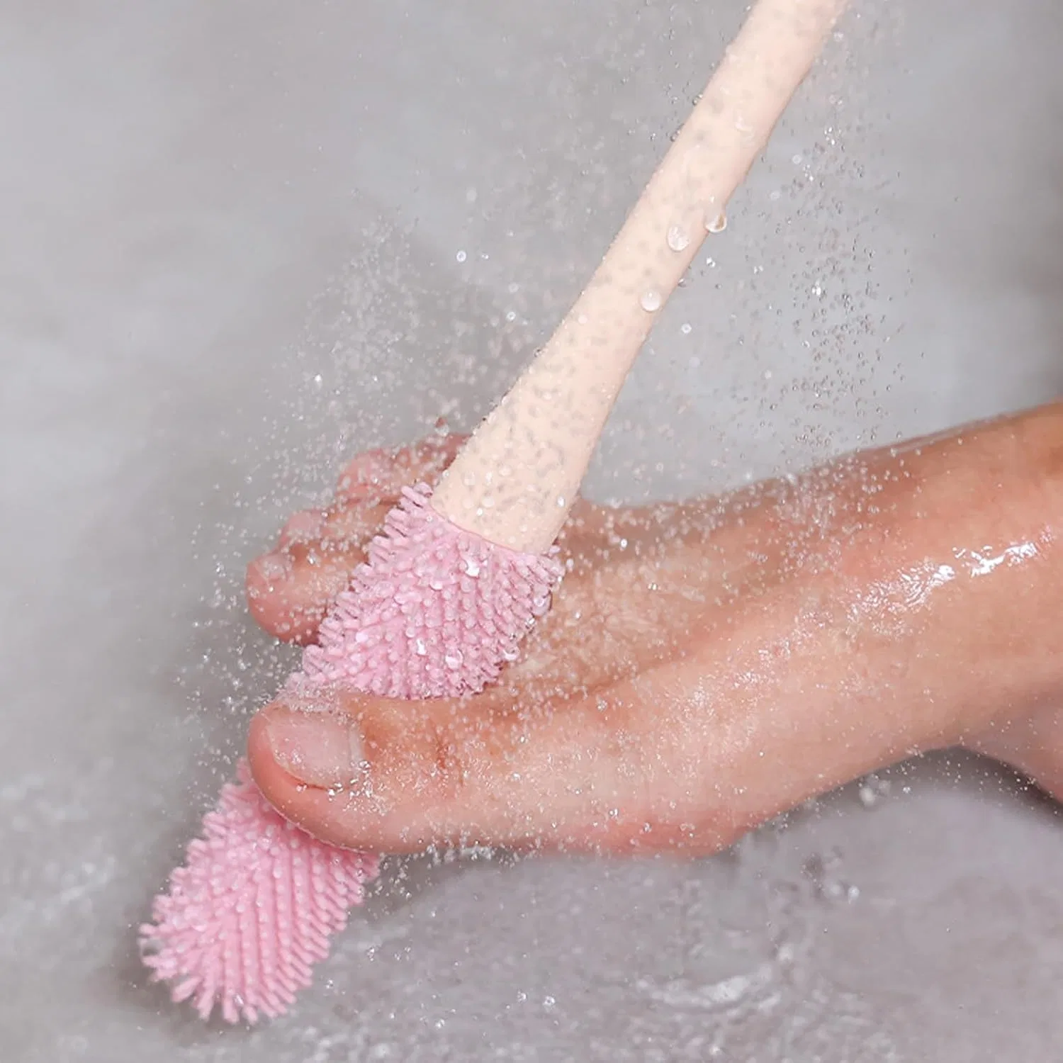 Щетка для мытья ног, силиконовая, с длинной ручкой, Pink Generisch — фото 3
