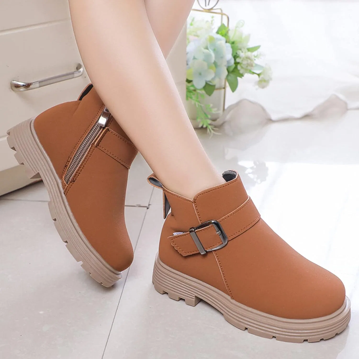 Детские ботинки для девочек с пряжкой и боковой молнией, модель Ankle Boots Scrub Leather Buckle, Brown — фото 4