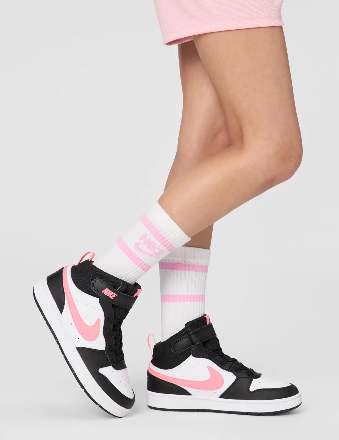 Детские кроссовки для мальчиков с закрытым носком NIKE Court Borough Mid 2, Black Sunset Pulse White — фото 2