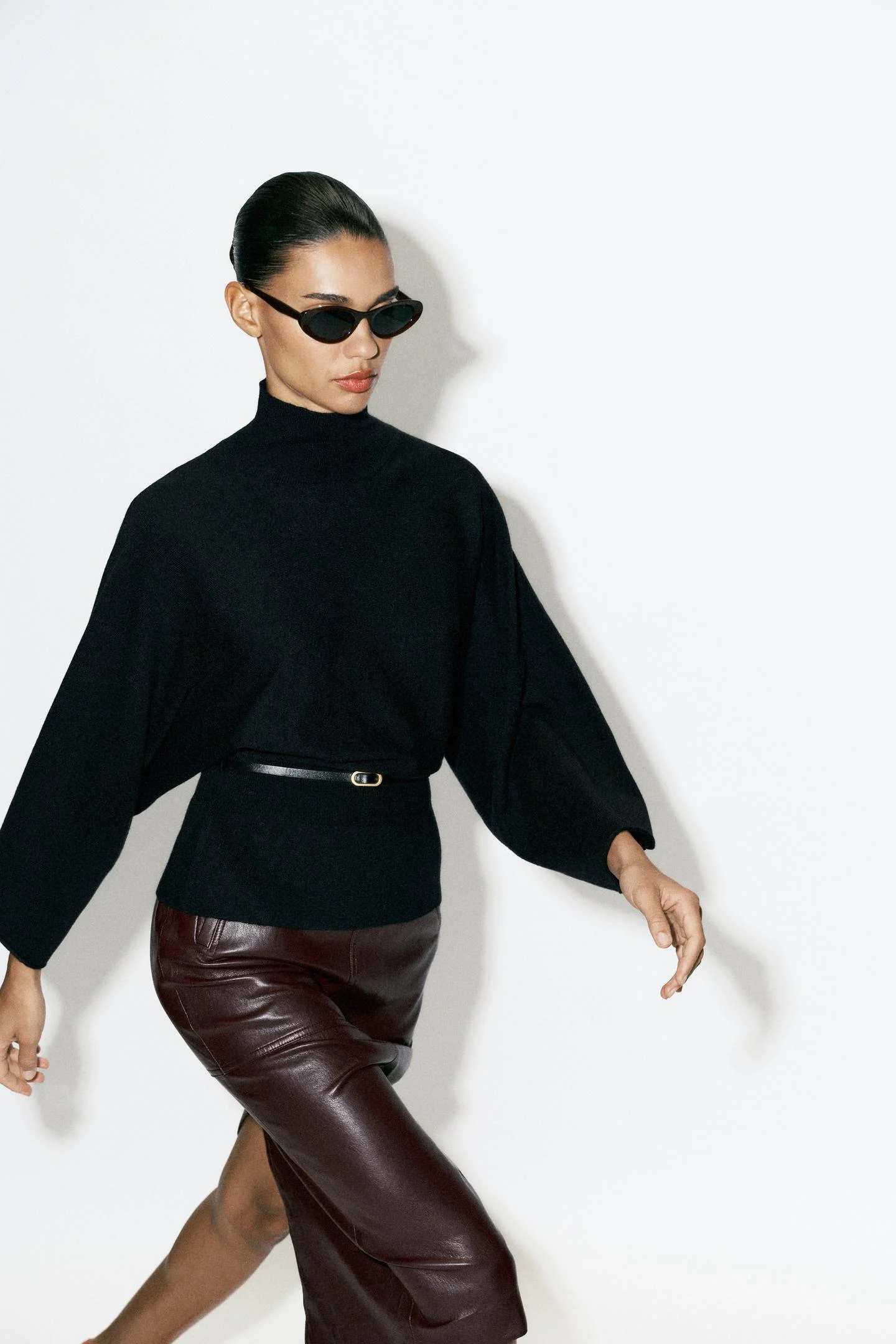 Джемпер Zara с высоким воротом и поясом, черный