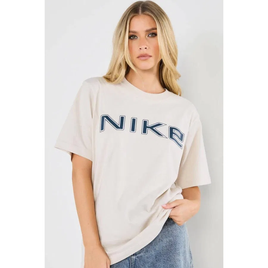 Женская футболка с принтом Nike Sportswear Clup, Кремовый — фото 4