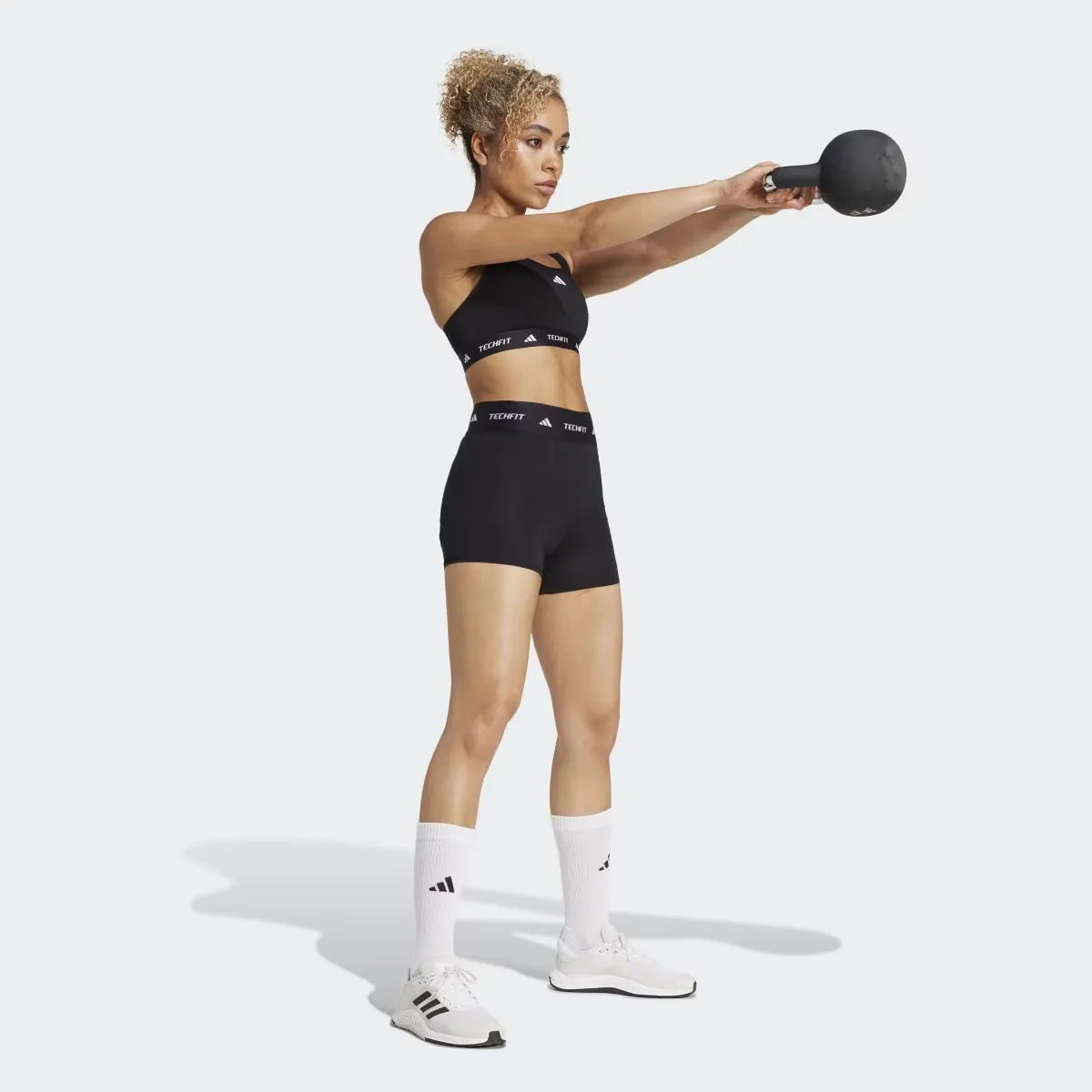 Короткие женские леггинсы Adidas TECHFIT Stay In Play, черный — фото 4