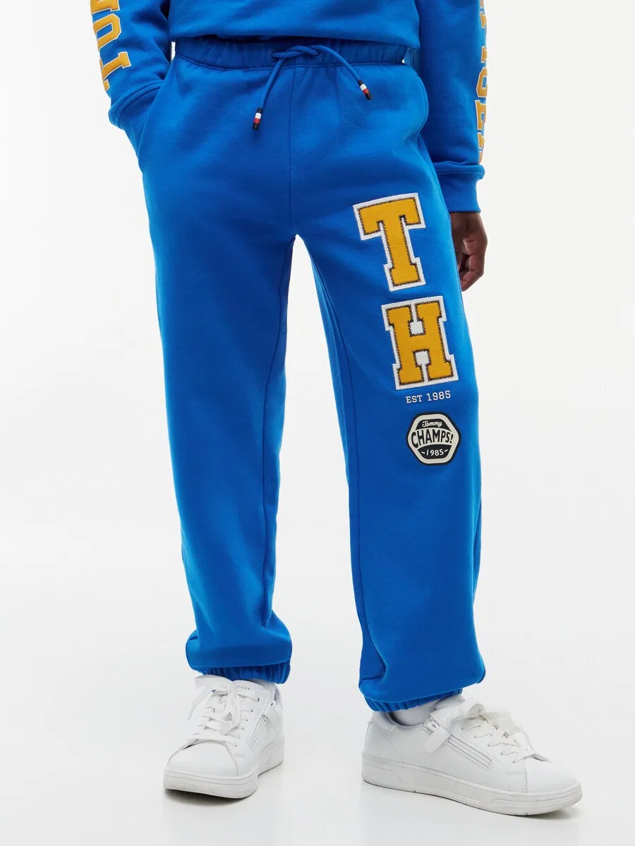 Зауженные брюки TOMMY HILFIGER 'VARSITY' синего цвета — фото 2