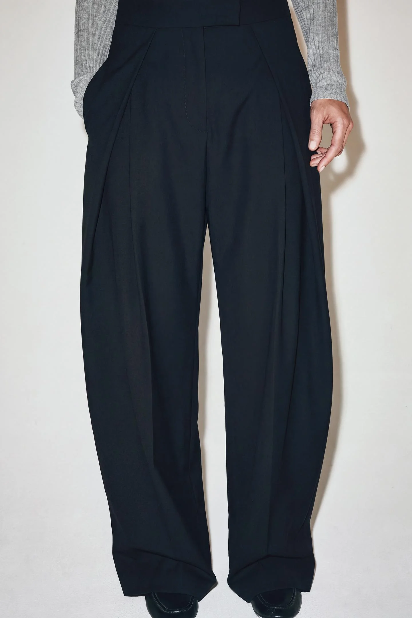 Брюки Zara Pliegues Cinturilla ZW Collection, черный