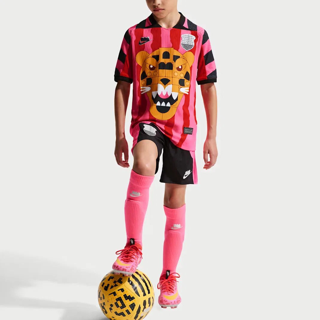 Детская футболка с V-образным вырезом, быстросохнущая X LEGO, Nike, Bright Pink/Energetic Red/Black — фото 4