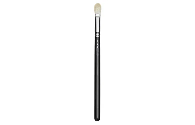 Кисть для макияжа Classic Smudge Brush Soft #217/#217S MAC — фото 2
