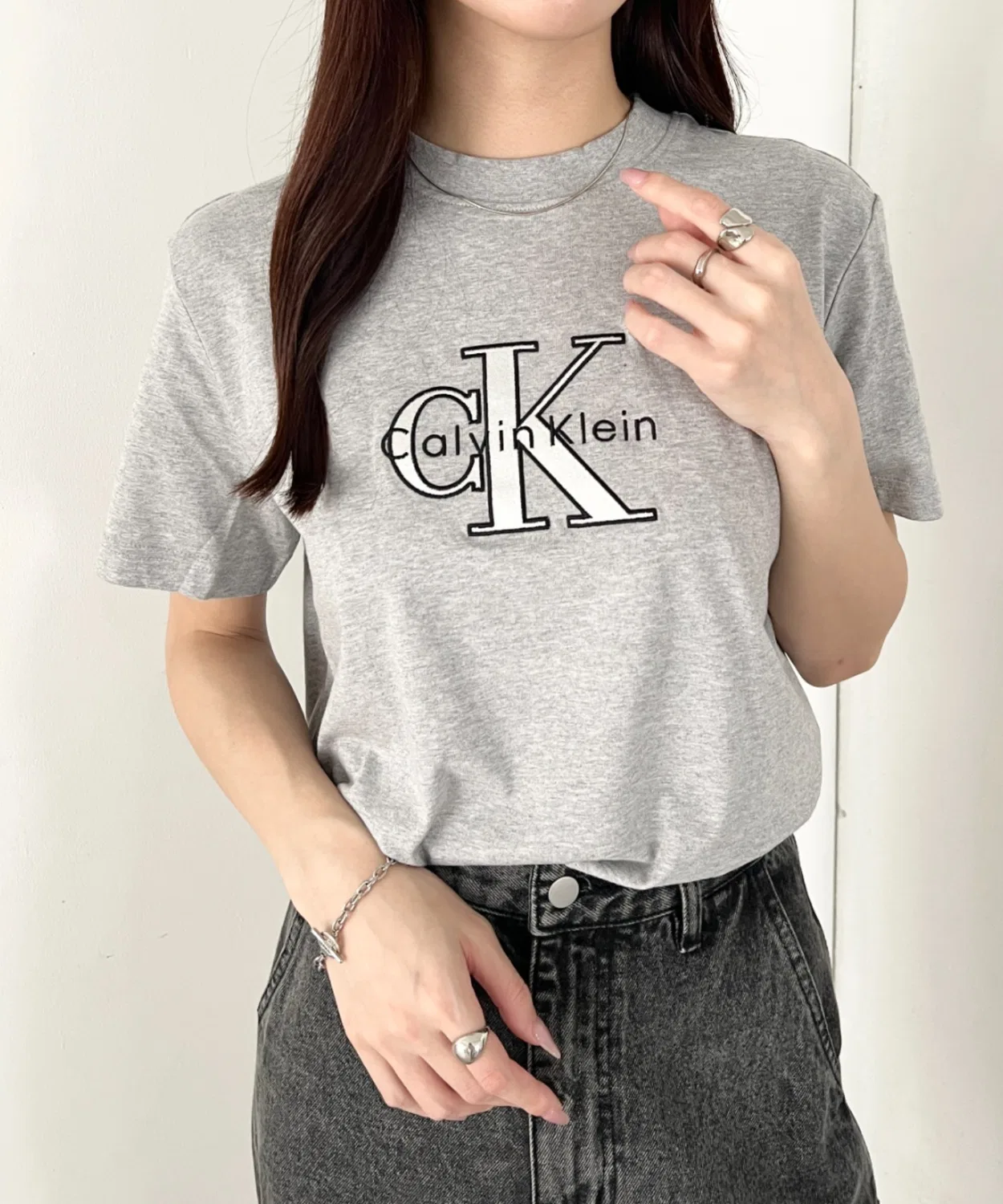 Футболка с коротким рукавом с металлическим логотипом Calvin Klein, Серый