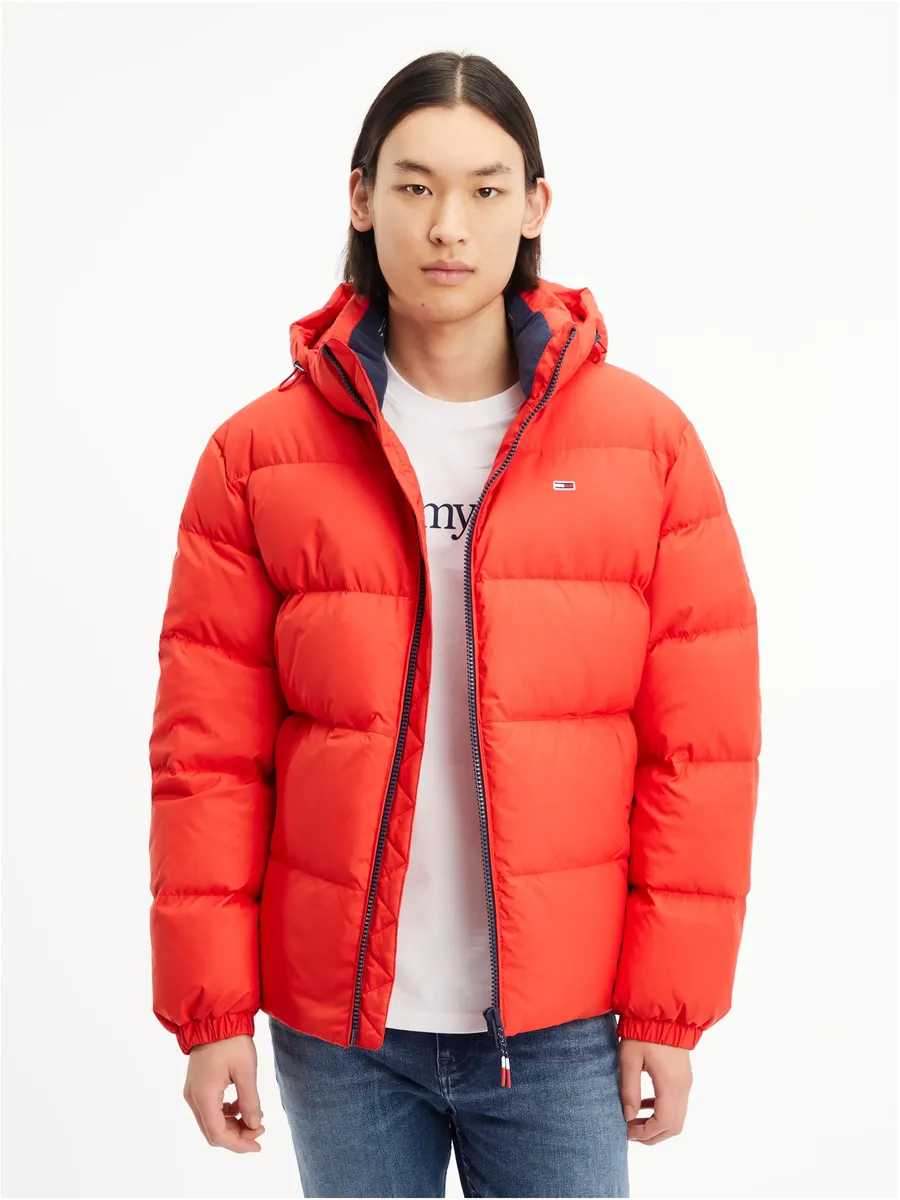 

Пуховик Tommy Jeans "TJM ESSENTIAL DOWN JACKET", с капюшоном, кулиской и стопорами на капюшоне, малиновый