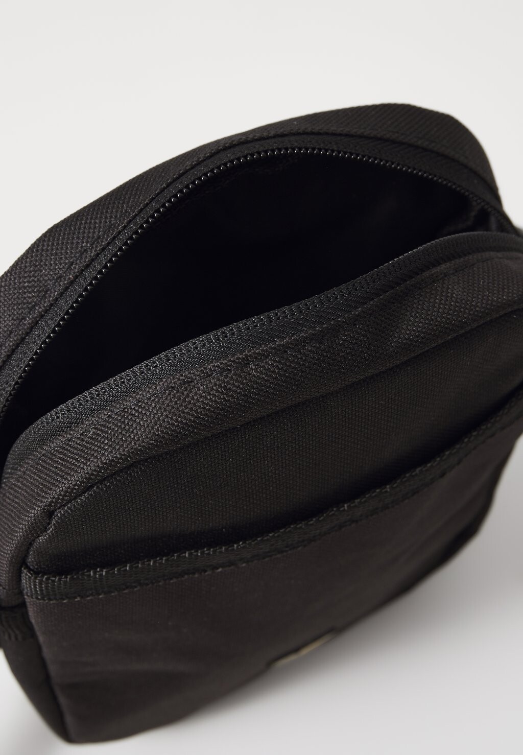 

Сумка через плечо CROSS BODY UNISEX Lyle & Scott, черный