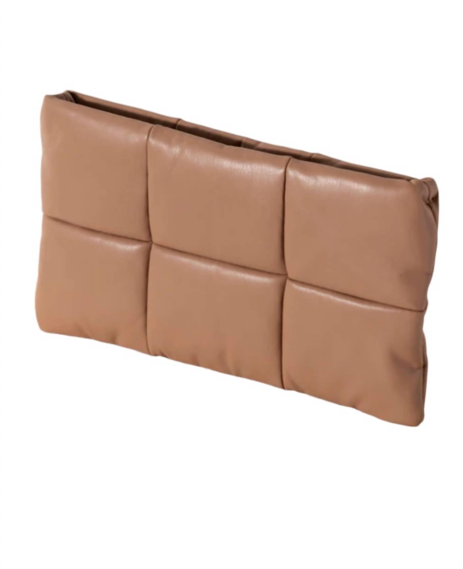

Женская сумка Robin Zip Pouch Bag цвета Camel Shiraleah