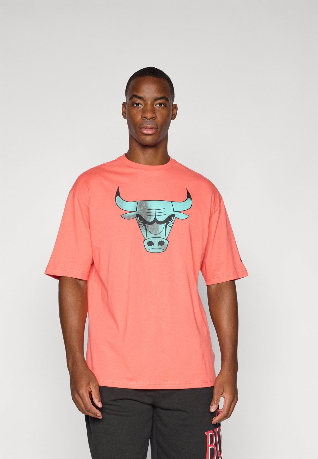 

Футболка с принтом NBA CHICAGO BULLS INFILL TEE - Club wear New Era, лосось