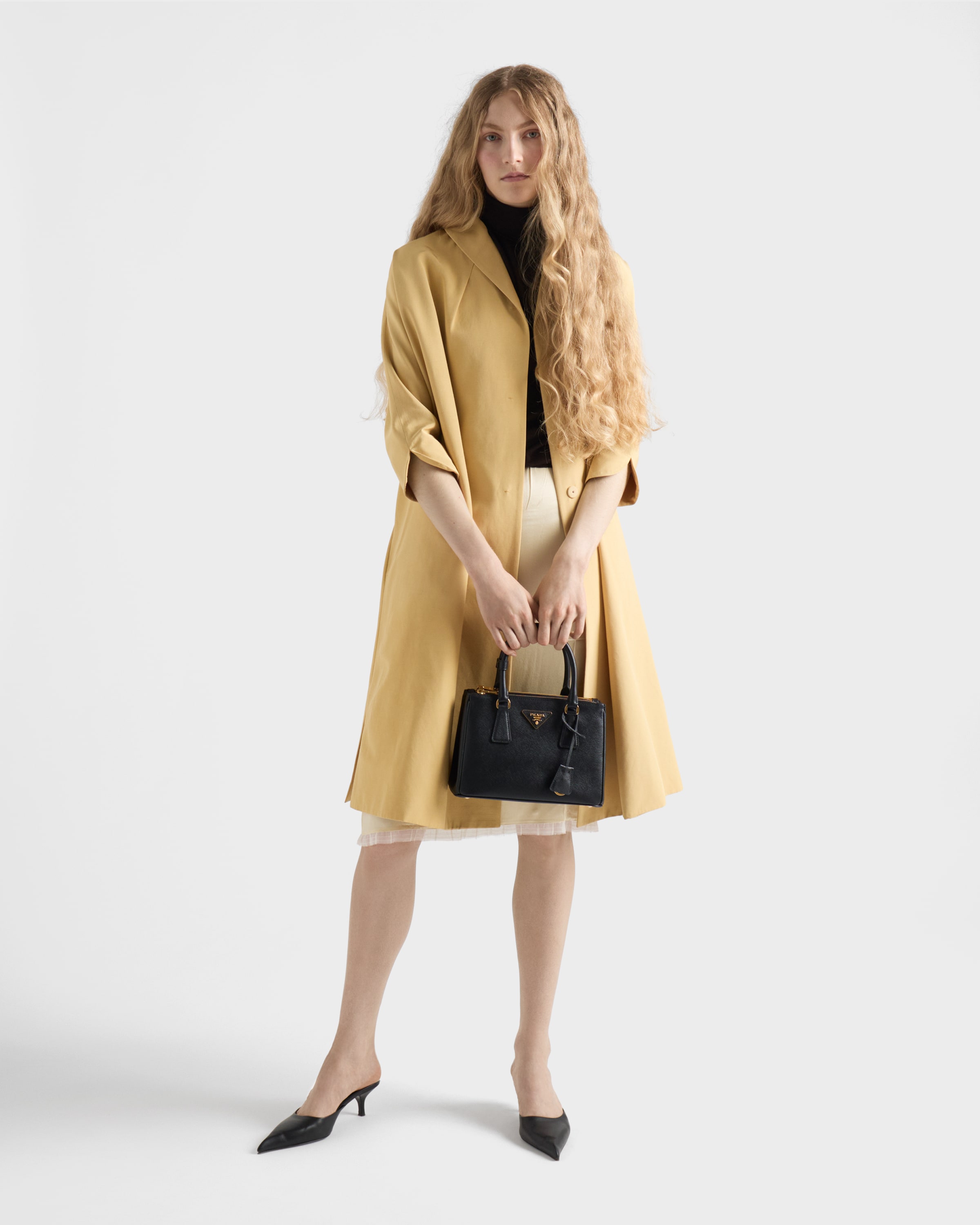 Маленькая сумка Prada Galleria из сафьяновой кожи Prada, черный — фото 2