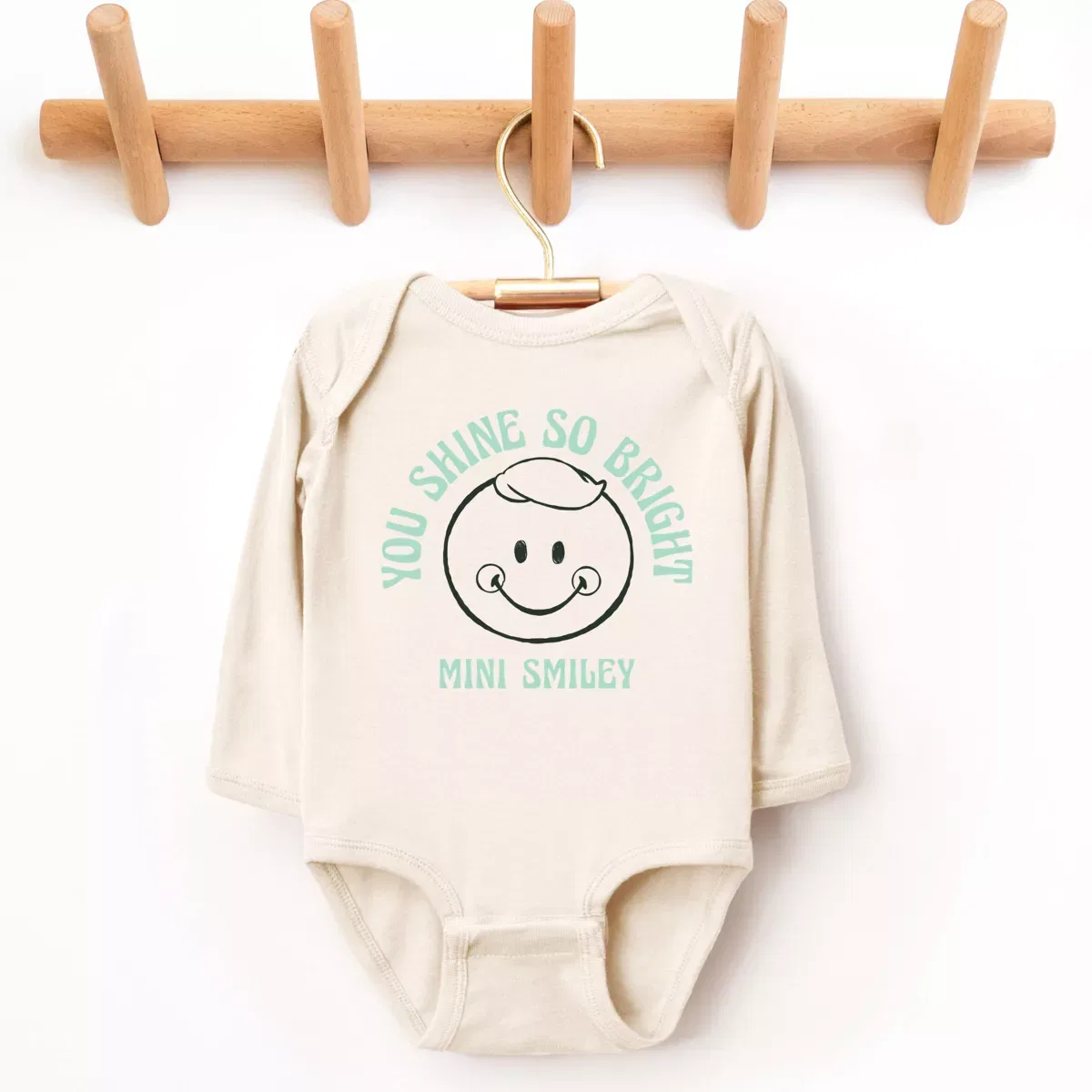 Детский боди с длинным рукавом с принтом Mini Smiley You Shine So Bright The Juniper Shop, Natural — фото 2