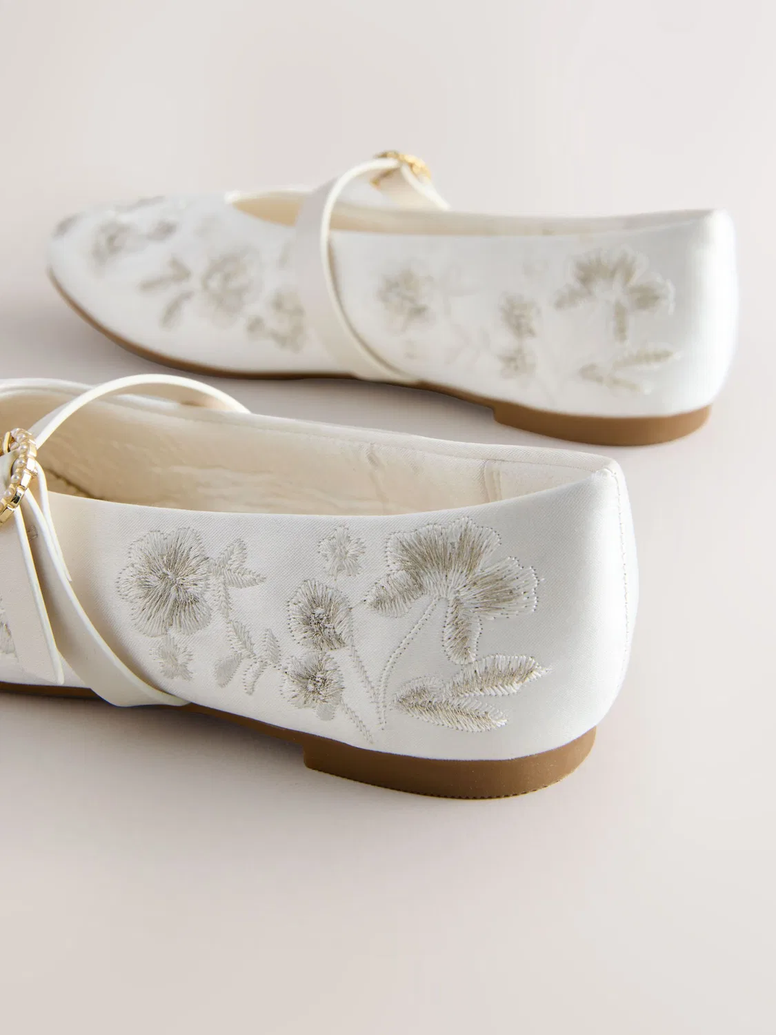 Туфли Мэри-Джейн с вышивкой White Embroidered Stain Resistant Satin Mary Jane Occasion Shoes Next, белый — фото 4