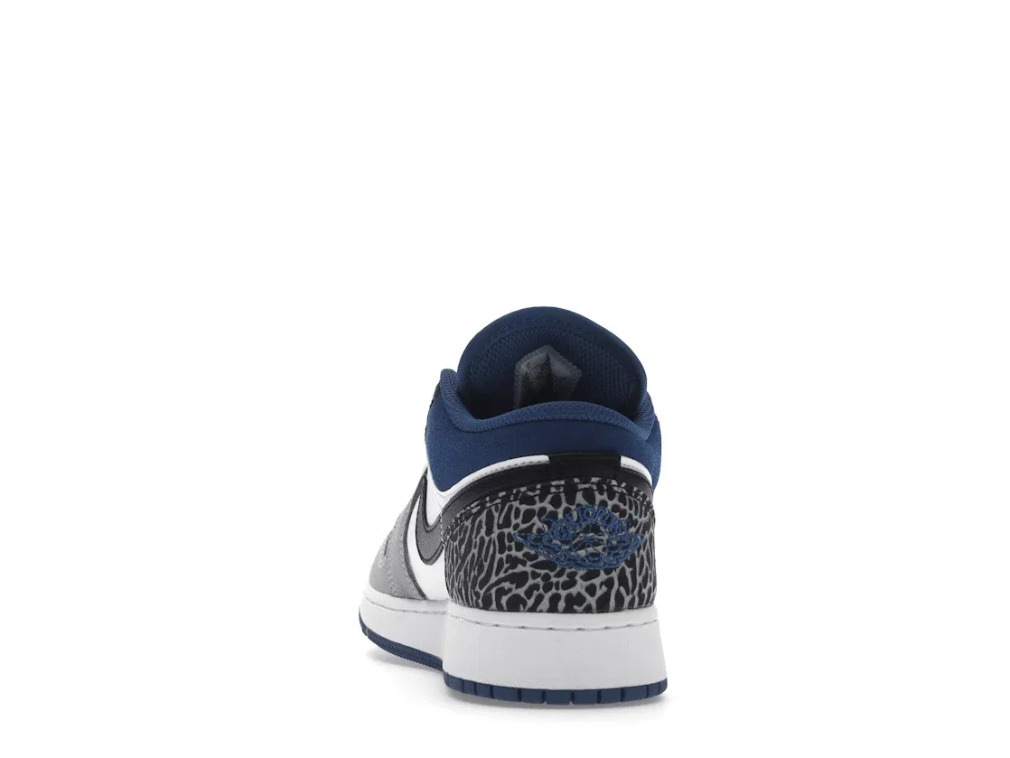 Детские кроссовки Lifestyle с принтом Jordan 1 Low SE True Blue Jordan, White/Grey True Blue Black — фото 4