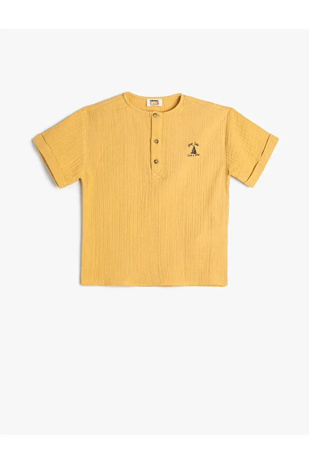 Детская рубашка с коротким рукавом с принтом Muslin shirt with crew neck and button detail, textured cotton Koton, Hardal
