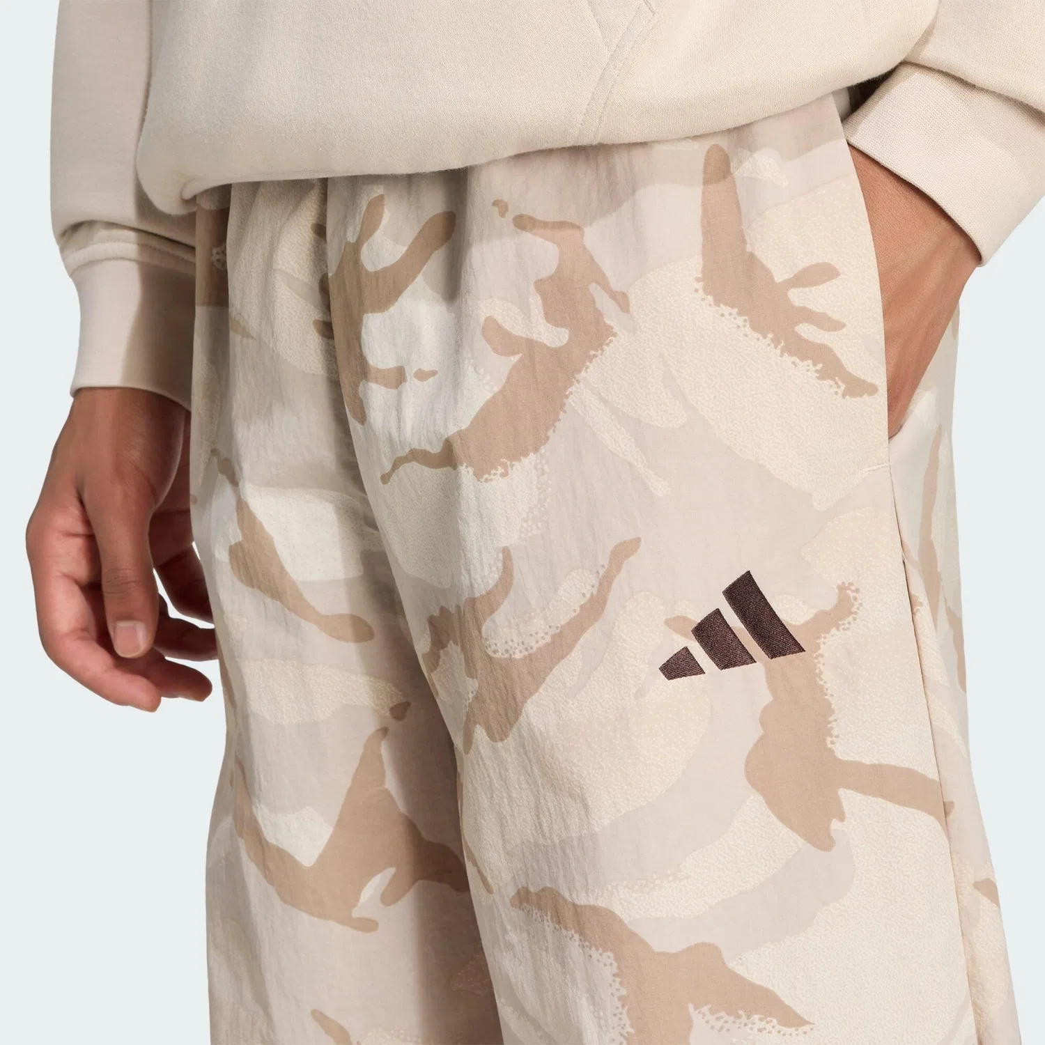 Мужские парашютные брюки с камуфляжным принтом Seasonal Essentials Parachute Adidas, Bunt Braun Cremefarben — фото 4