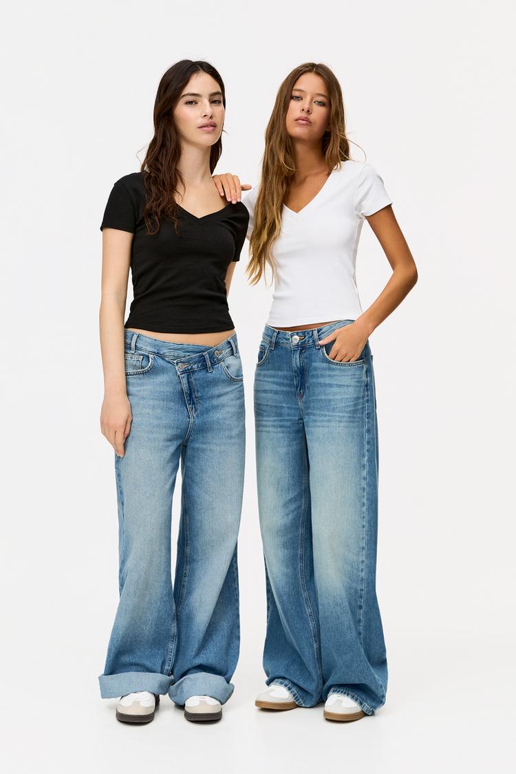 

Упаковка из 2 футболок с V-образным вырезом Pull And Bear, мультиколор