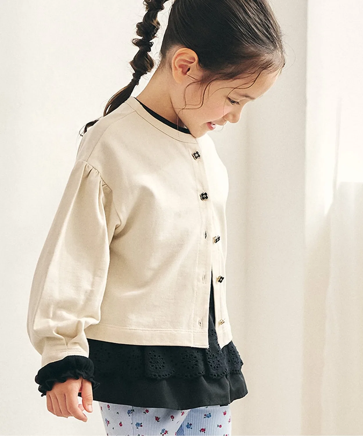 Детский кардиган с цветочными пуговицами, короткий, модель Flower Button Short Cardigan, apres les cours, Ivory