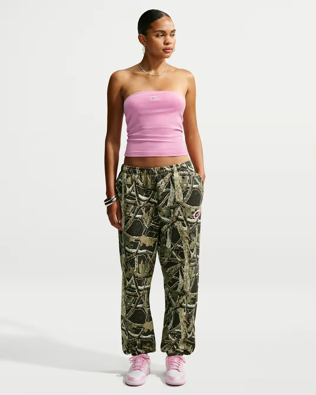 Женские брюки с высокой посадкой, свободного кроя и манжетами Nike Studio Fleece Medium Weight, Camo Green/Pink Rise